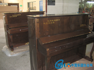 鋼琴之鄉(xiāng)洛舍鎮(zhèn)向青川學(xué)校捐贈(zèng)鋼琴――音樂讓我們更理解愛